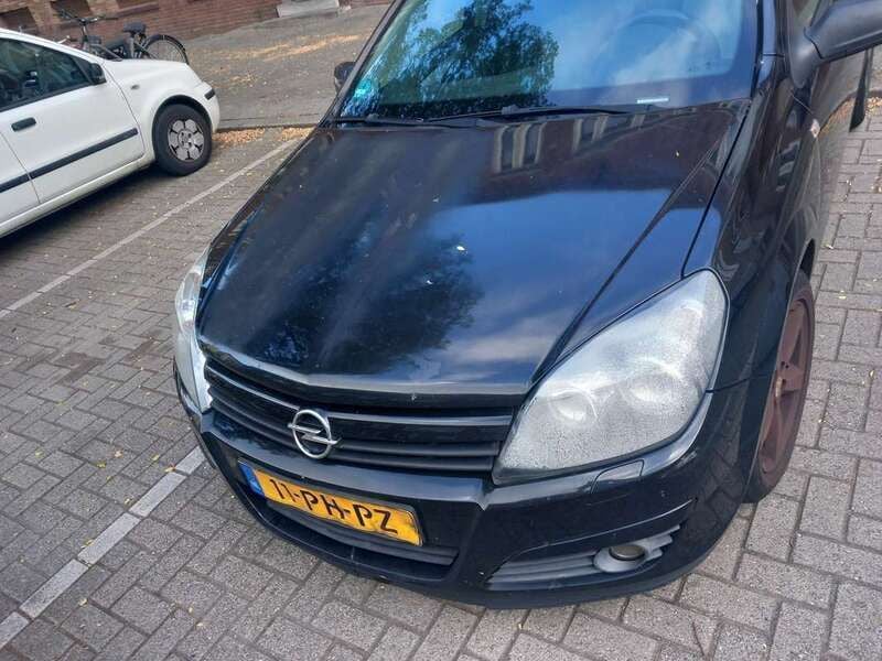 Zwart Gebruikt 2004 Opel Astra Enjoy Hatchback | € 750 (Eerlijke prijs) - Afbeelding 1/4