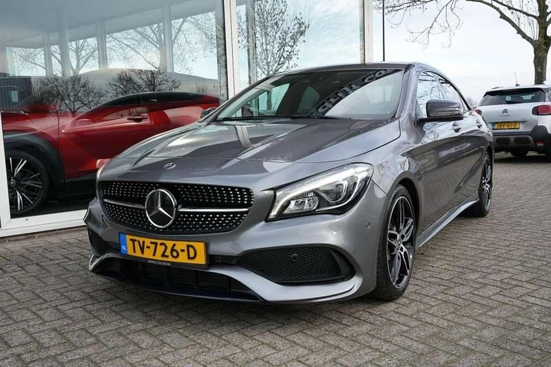 Grijs Occasion 2017 Mercedes 180 AMG line Sedan | € 20.950 (Eerlijke prijs) - Afbeelding 1/4