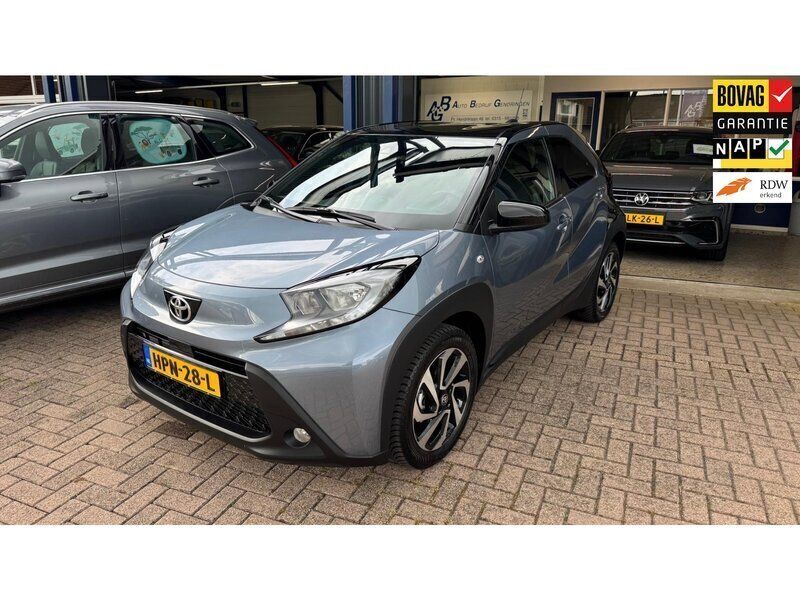 Grijs Gebruikt 2024 Toyota Aygo Pulse Hatchback | € 21.990 (Eerlijke prijs) - Afbeelding 1/4