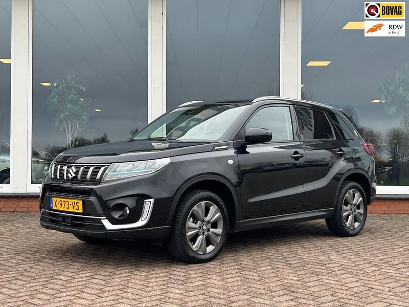 Zwart Occasion 2022 Suzuki Vitara SUV | € 21.850 (Eerlijke prijs) - Afbeelding 1/4
