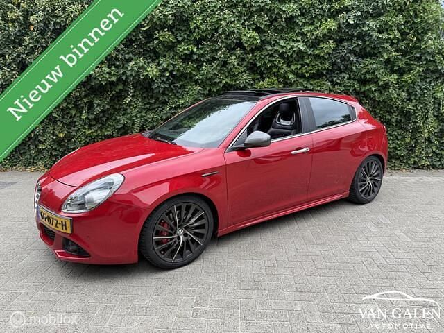 Rood Gebruikt 2015 Alfa Romeo Giulietta Quadrifoglio Hatchback | € 16.499 (Goede deal) - Afbeelding 1/4