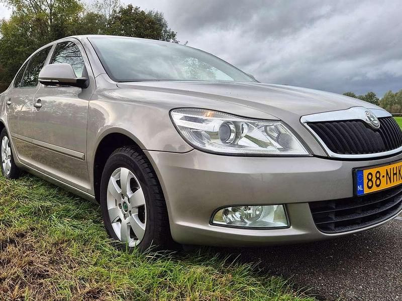 Beige Gebruikt 2010 Skoda Octavia Elegance Sedan | € 3.999 (Eerlijke prijs) - Afbeelding 1/4