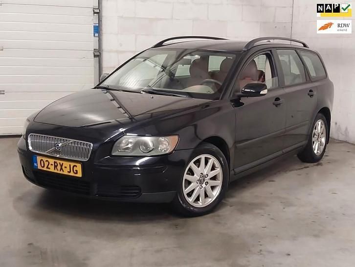 Zwart (metallic) Gebruikt 2005 Volvo V50 Stationwagen | € 2.750 (Goede deal) - Afbeelding 1/4