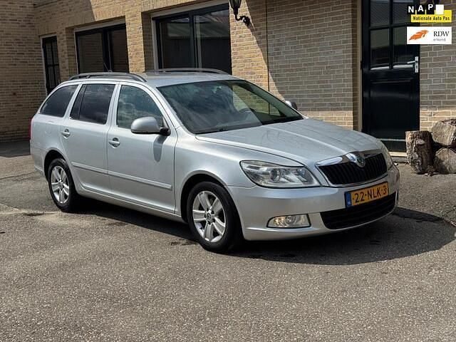 Grijs Gebruikt 2010 Skoda Octavia GreenLine Stationwagen | € 3.250 - Afbeelding 1/4