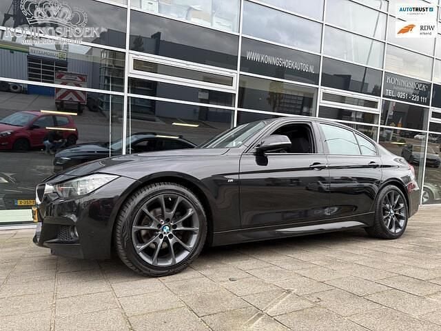 Zwart Gebruikt 2017 BMW 318 Executive Sedan | € 14.950 (Eerlijke prijs) - Afbeelding 1/4