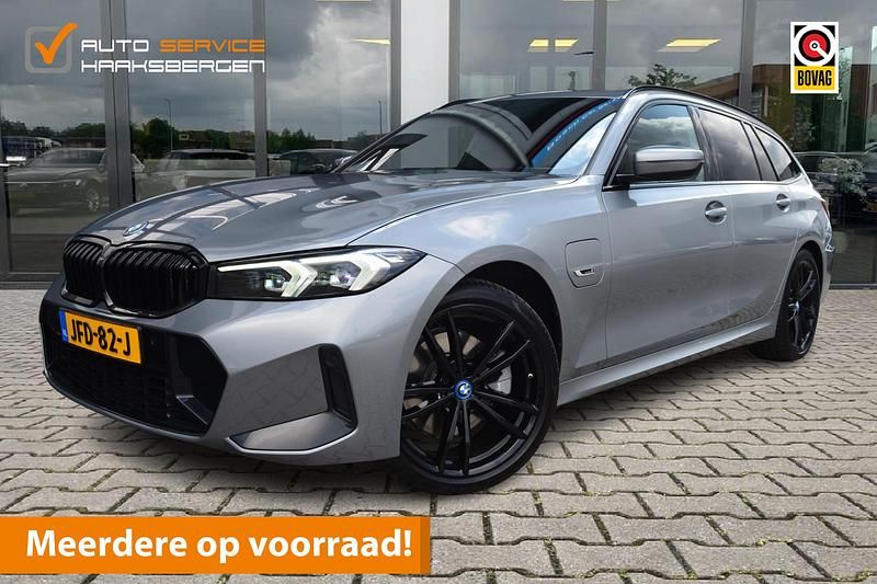 Grijs Gebruikt 2023 BMW 330e M Sport Stationwagen | € 42.900 (Goede deal) - Afbeelding 1/4