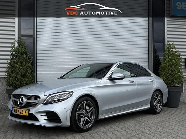 Grijs, metallic lak Gebruikt 2018 Mercedes C180 AMG Sedan | € 27.950 (Eerlijke prijs) - Afbeelding 1/4