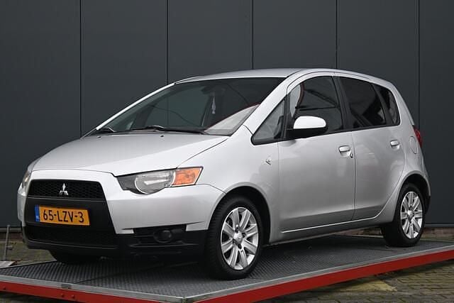 Grijs (metallic) Gebruikt 2010 Mitsubishi Colt Edition Hatchback | € 3.450 (Eerlijke prijs) - Afbeelding 1/4