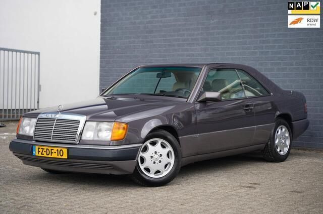 Rood Gebruikt 1993 Mercedes E320 | € 9.950 - Afbeelding 1/4