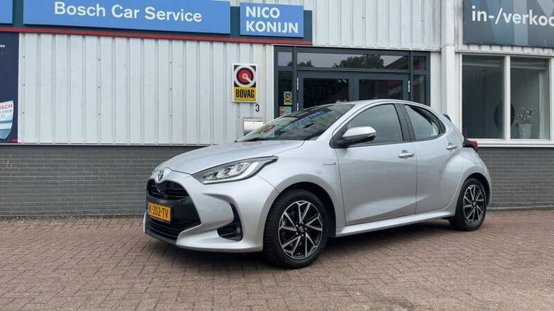 Grijs Gebruikt 2021 Toyota Yaris Hybrid Plus Hatchback | € 19.900 (Eerlijke prijs) - Afbeelding 1/4