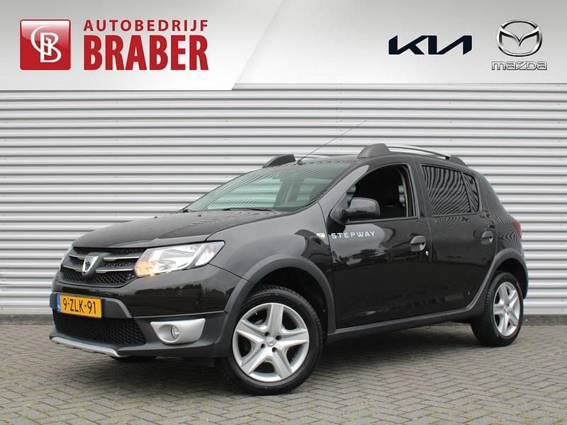 Zwart Gebruikt 2015 Dacia Sandero Lauréate Hatchback | € 7.384 (Eerlijke prijs) - Afbeelding 1/4