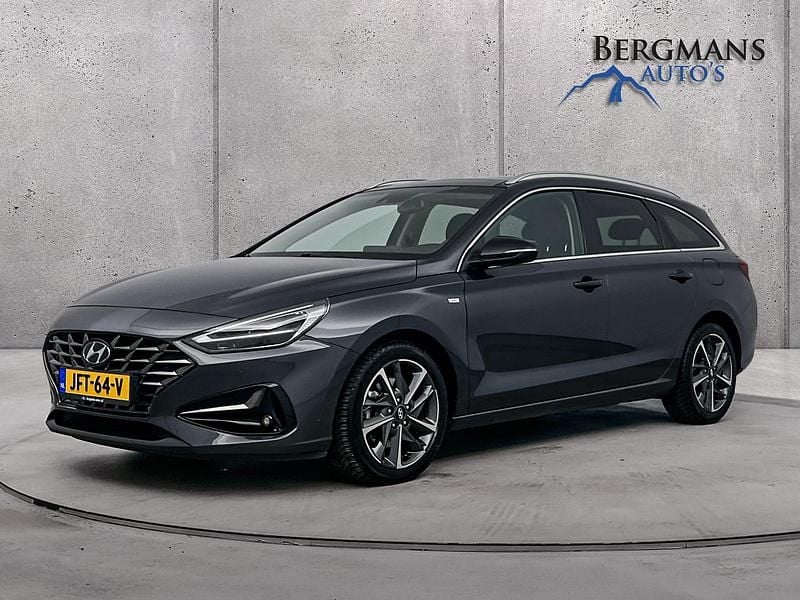 Grijs Gebruikt 2022 Hyundai i30 Premium Hatchback | € 24.700 (Eerlijke prijs) - Afbeelding 1/4
