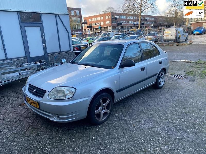 Grijs (metallic) Gebruikt 2005 Hyundai Accent Active Hatchback | € 1.599 - Afbeelding 1/4