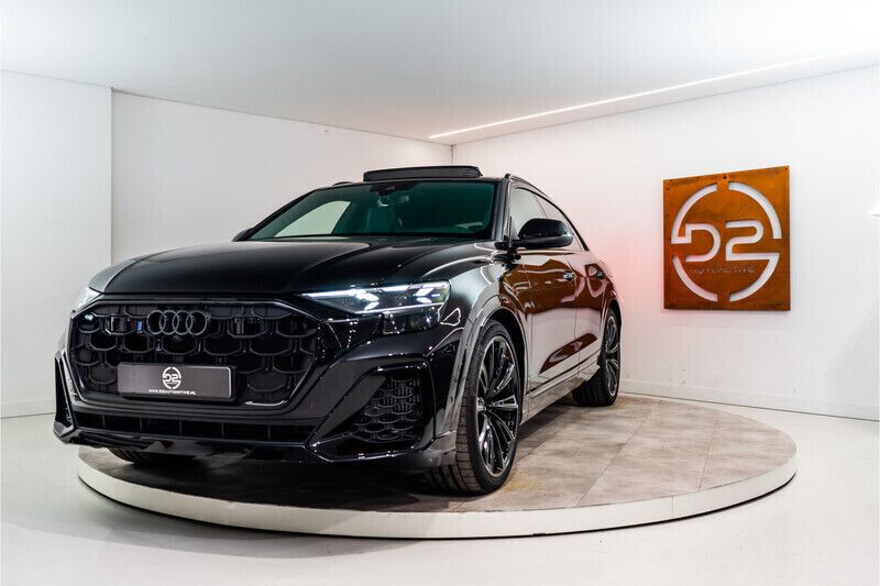Zwart Nieuw 2024 Audi Q8 Competition SUV | € 119.980 - Afbeelding 1/4