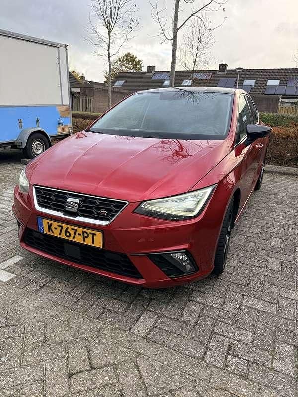 Rood Occasion 2018 Seat Ibiza Hatchback | € 12.750 - Afbeelding 1/4