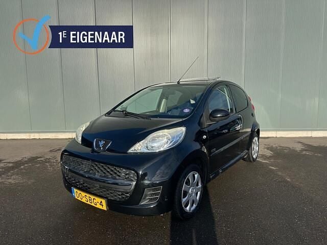 Zwart Occasion 2011 Peugeot 107 Sportium Hatchback | € 3.749 (Eerlijke prijs) - Afbeelding 1/4
