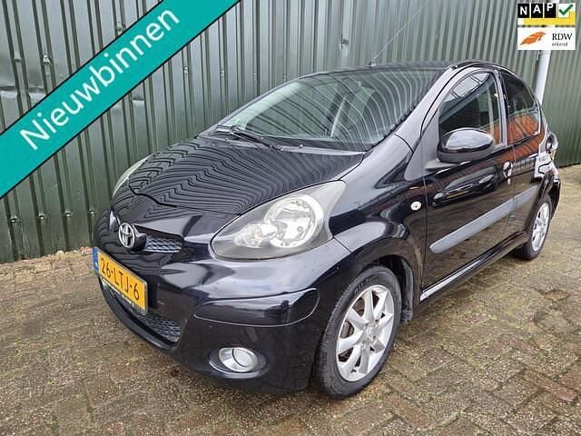 Zwart Gebruikt 2010 Toyota Aygo Comfort Hatchback | € 3.590 (Eerlijke prijs) - Afbeelding 1/3