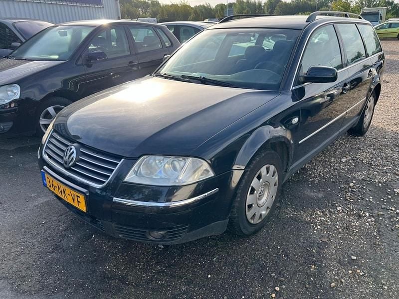 Zwart (metallic) Gebruikt 2003 VW Passat Stationwagen | € 690 (Eerlijke prijs) - Afbeelding 1/3