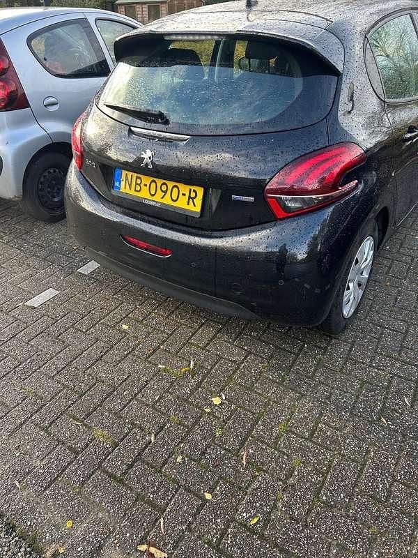 Zwart Occasion 2016 Peugeot 208 Hatchback | € 4.600 (Goede deal) - Afbeelding 1/4