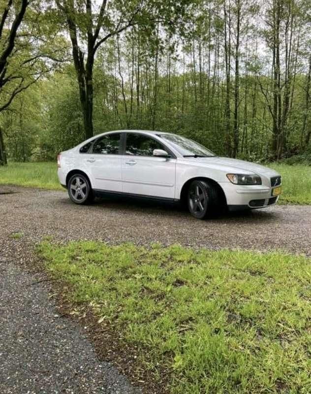 Grijs Gebruikt 2004 Volvo S40 Momentum Sedan | € 1.500 (Eerlijke prijs) - Afbeelding 1/4