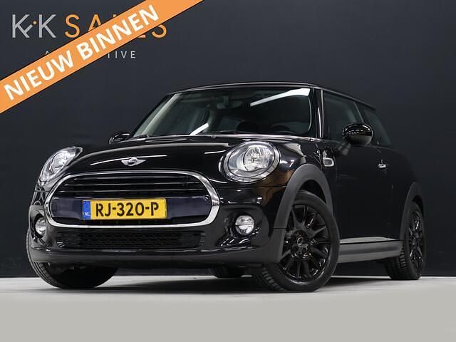Zwart (metallic) Gebruikt 2017 Mini Cooper Business Hatchback | € 11.940 (Goede deal) - Afbeelding 1/4
