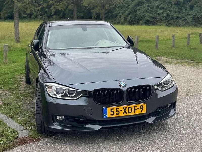 Grijs Gebruikt 2012 BMW 328 Executive Sedan | € 12.000 (Eerlijke prijs) - Afbeelding 1/4