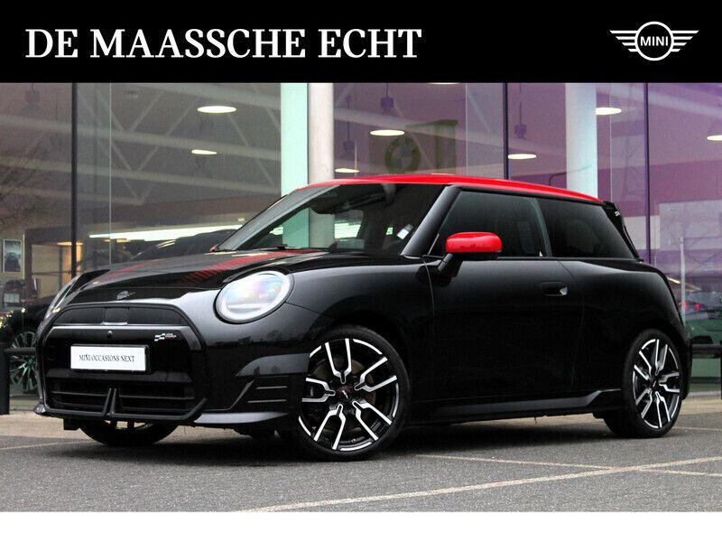 Zwart, metallic lak Gebruikt 2024 Mini Cooper Hatchback | € 34.450 - Afbeelding 1/4