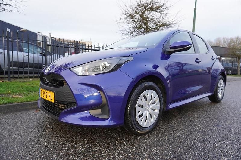 Blauw Gebruikt 2023 Toyota Yaris Hybrid Active Hatchback | € 19.945 (Super prijs) - Afbeelding 1/4