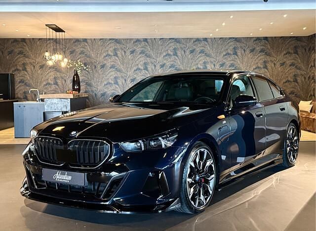 Zwart Gebruikt 2024 BMW 530e M Sport Sedan | € 63.950 - Afbeelding 1/4