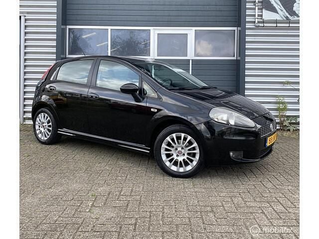 Zwart Gebruikt 2009 Fiat Grande Punto Hatchback | € 2.499 (Eerlijke prijs) - Afbeelding 1/4