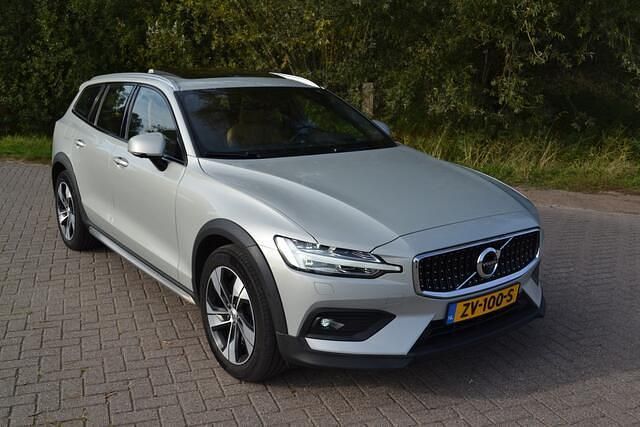 Grijs Gebruikt 2019 Volvo V60 CC Pro Stationwagen | € 28.950 (Goede deal) - Afbeelding 1/4