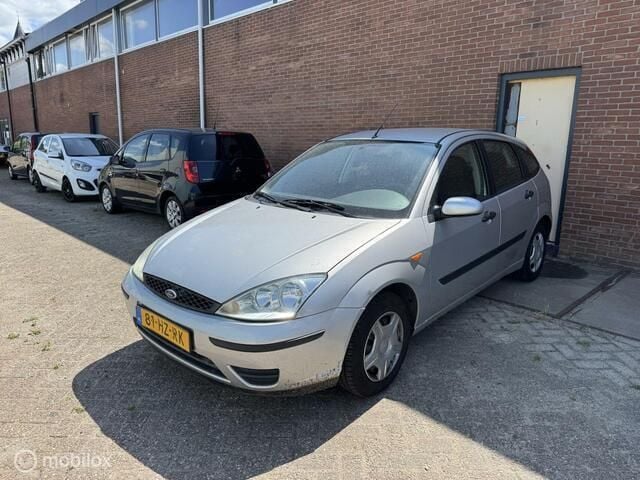 Grijs Gebruikt 2002 Ford Focus Hatchback | € 999 (Eerlijke prijs) - Afbeelding 1/4