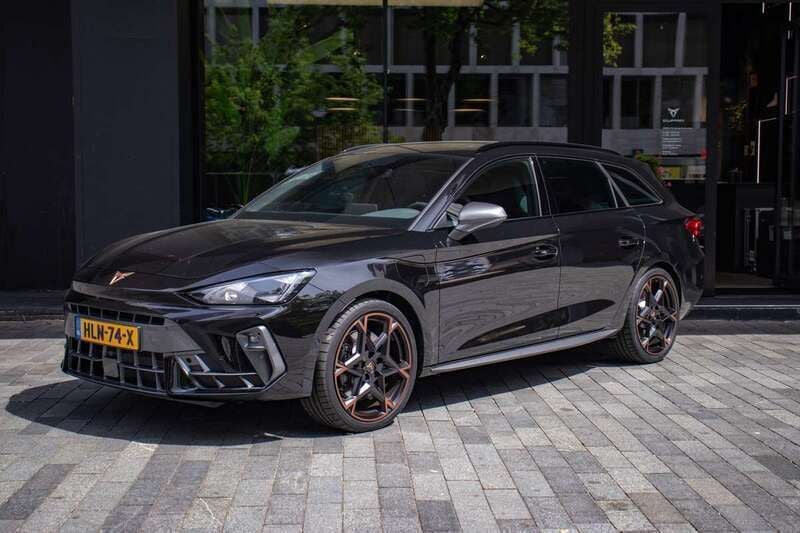 Zwart Gebruikt 2025 Cupra Leon VZ Stationwagen | € 52.990 - Afbeelding 1/4