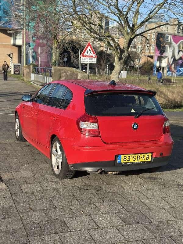 Rood Occasion 2005 BMW 118 Executive Hatchback | € 3.200 (Eerlijke prijs) - Afbeelding 1/4