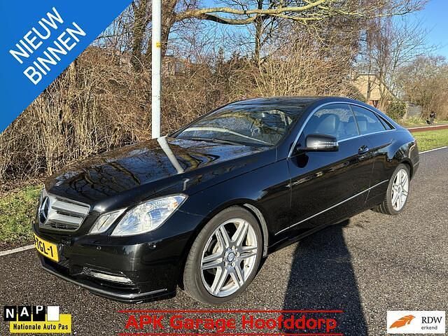 Zwart Occasion 2012 Mercedes E200 Avantgarde Coupé | € 12.975 (Eerlijke prijs) - Afbeelding 1/4