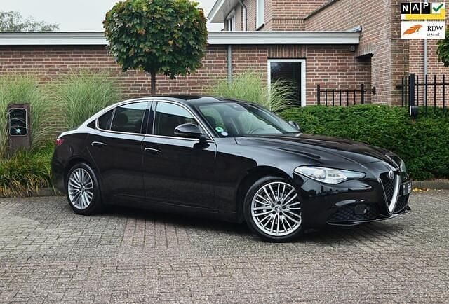 Zwart Gebruikt 2018 Alfa Romeo Giulia Super Sedan | € 24.900 (Eerlijke prijs) - Afbeelding 1/4