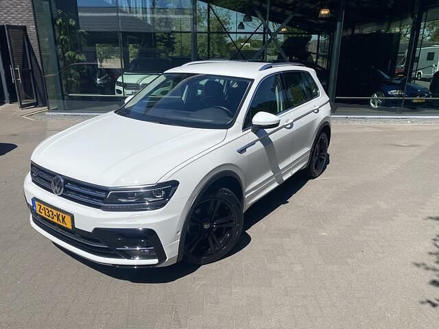 Wit Gebruikt 2020 VW Tiguan Highline SUV | € 29.700 (Super prijs) - Afbeelding 1/4