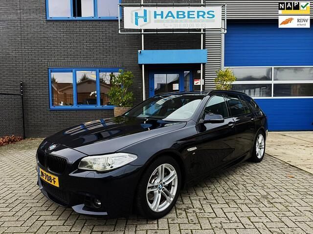Zwart Occasion 2016 BMW 520 M Sport Stationwagen | € 17.945 (Eerlijke prijs) - Afbeelding 1/4