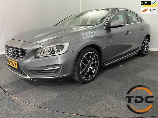 Grijs Gebruikt 2017 Volvo S60 Kinetic Sedan | € 14.950 (Eerlijke prijs) - Afbeelding 1/4
