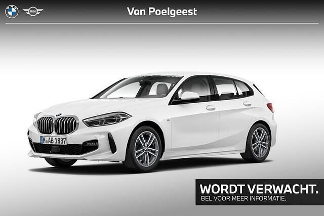 Wit Gebruikt 2022 BMW 118 Shadowline Hatchback | € 27.900 (Eerlijke prijs) - Afbeelding 1/4