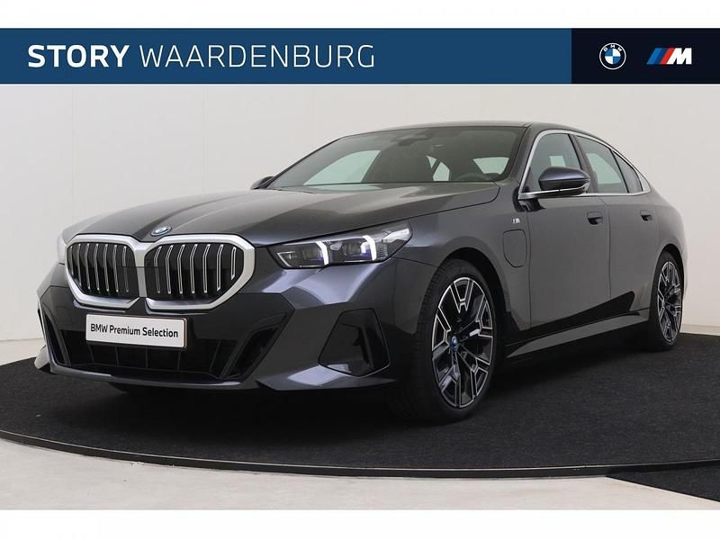 Sophistograu brillianteffect (grijs metallic) Gebruikt 2024 BMW 530e Comfort Edition Sedan | € 64.850 - Afbeelding 1/4