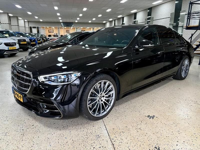 Zwart (metallic) Occasion 2024 Mercedes S580 AMG line Sedan | € 132.750 (Duur) - Afbeelding 1/4