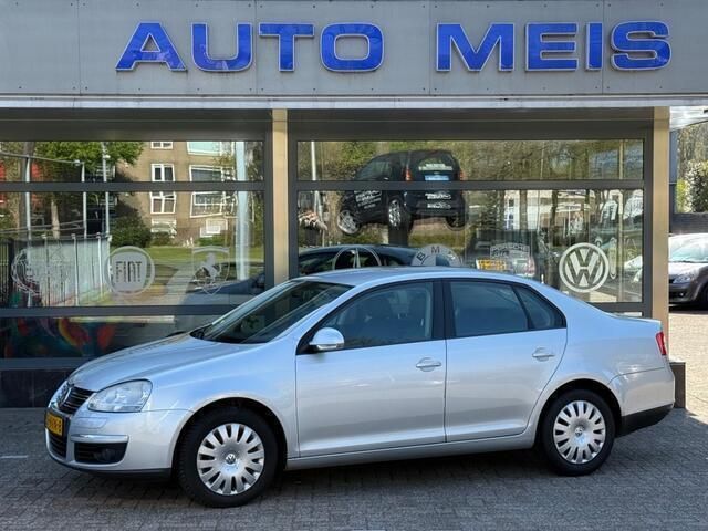 Grijs Gebruikt 2009 VW Jetta Trendline Sedan | € 2.495 (Eerlijke prijs) - Afbeelding 1/4