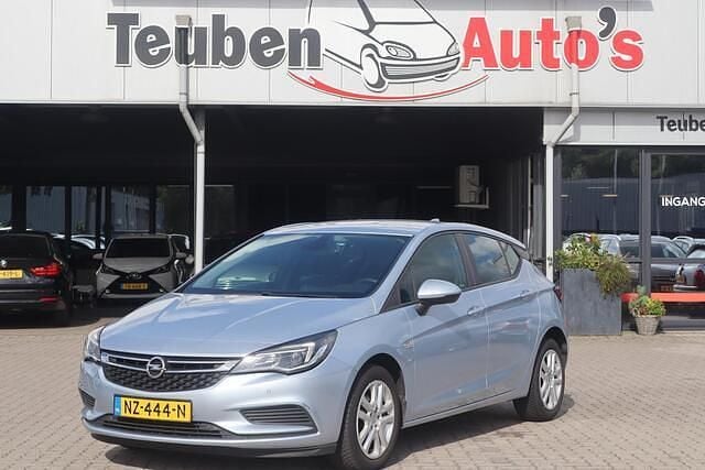 Grijs Gebruikt 2017 Opel Astra Edition Hatchback | € 8.495 (Goede deal) - Afbeelding 1/4