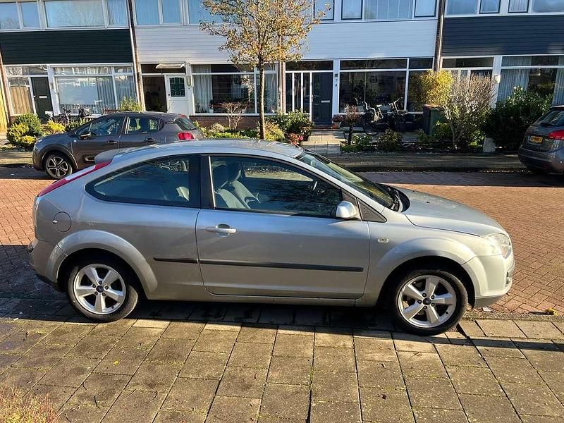 Zilver Gebruikt 2004 Ford Focus Hatchback | € 1.100 (Eerlijke prijs) - Afbeelding 1/4