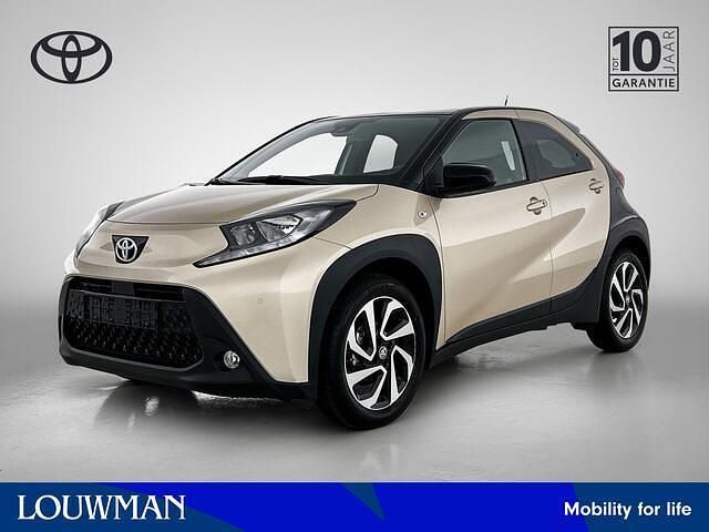 Beige metallic Gebruikt 2024 Toyota Aygo Pulse Hatchback | € 22.950 (Iets duurder) - Afbeelding 1/4