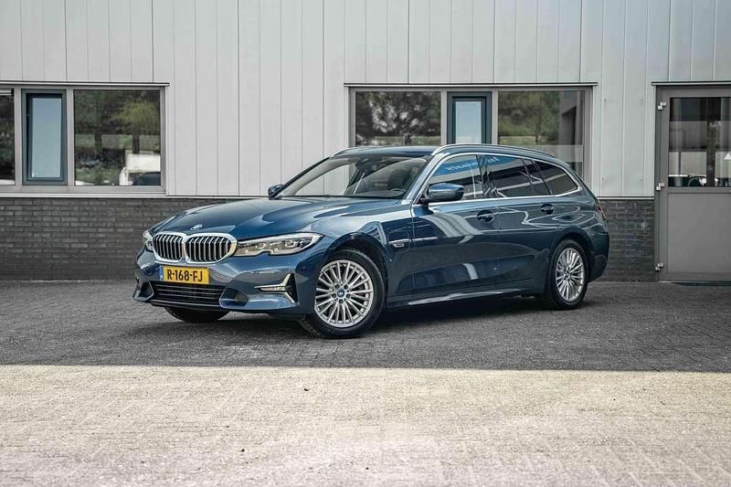 Blauw, metallic lak Gebruikt 2022 BMW 320 Sport Line Stationwagen | € 25.500 (Super prijs) - Afbeelding 1/4