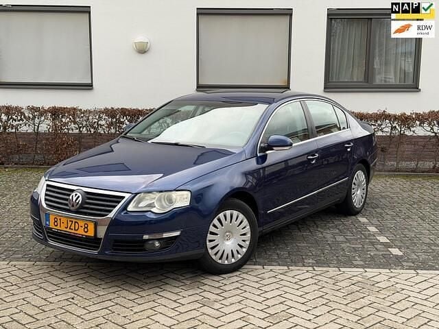 Blauw (metallic) Occasion 2009 VW Passat Comfortline Sedan | € 2.750 (Super prijs) - Afbeelding 1/4