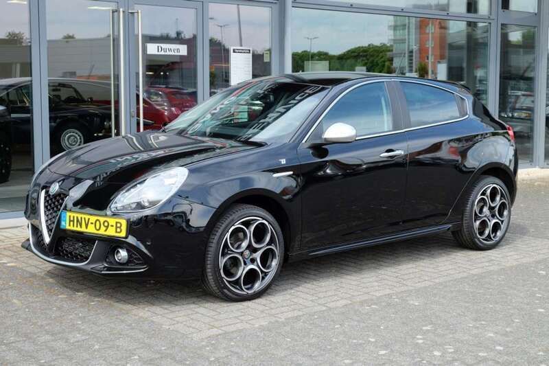 Zwart Gebruikt 2021 Alfa Romeo Giulietta Executive Hatchback | € 21.950 - Afbeelding 1/4