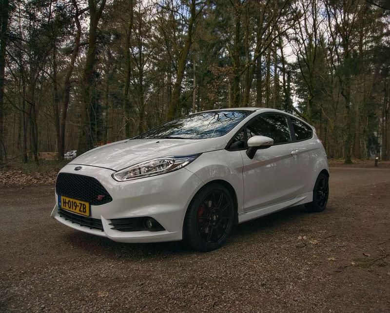 Wit Gebruikt 2016 Ford Fiesta ST Hatchback | € 12.450 - Afbeelding 1/4